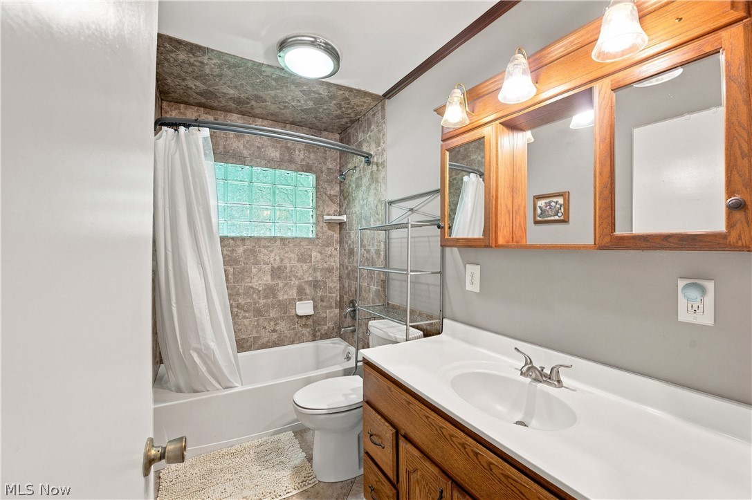 933 Ray Avenue NE New Philadelphia OH 44663