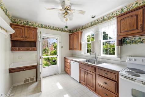 28707 Gilchrist Drive Willowick OH 44095