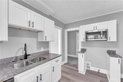13722 Saybrook Avenue Garfield Heights OH 44105