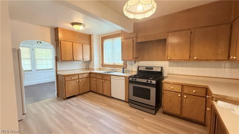 592 Lindell Street Akron OH 44305