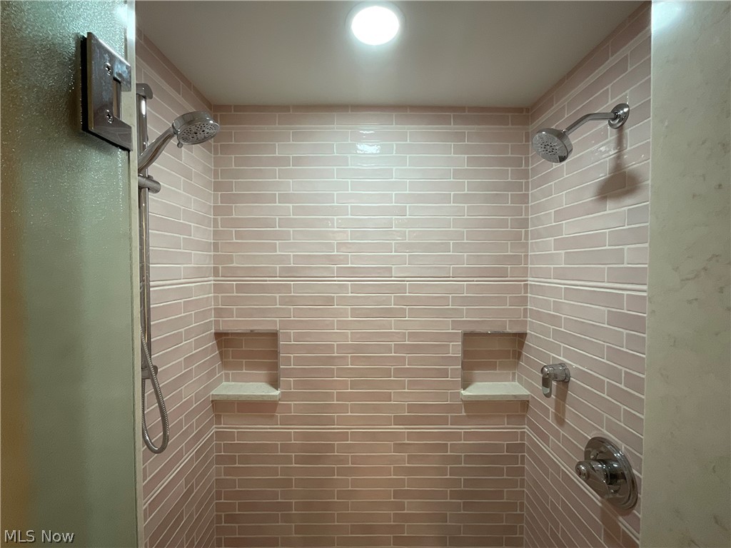 31 Minnewawa Drive Timberlake OH 44095