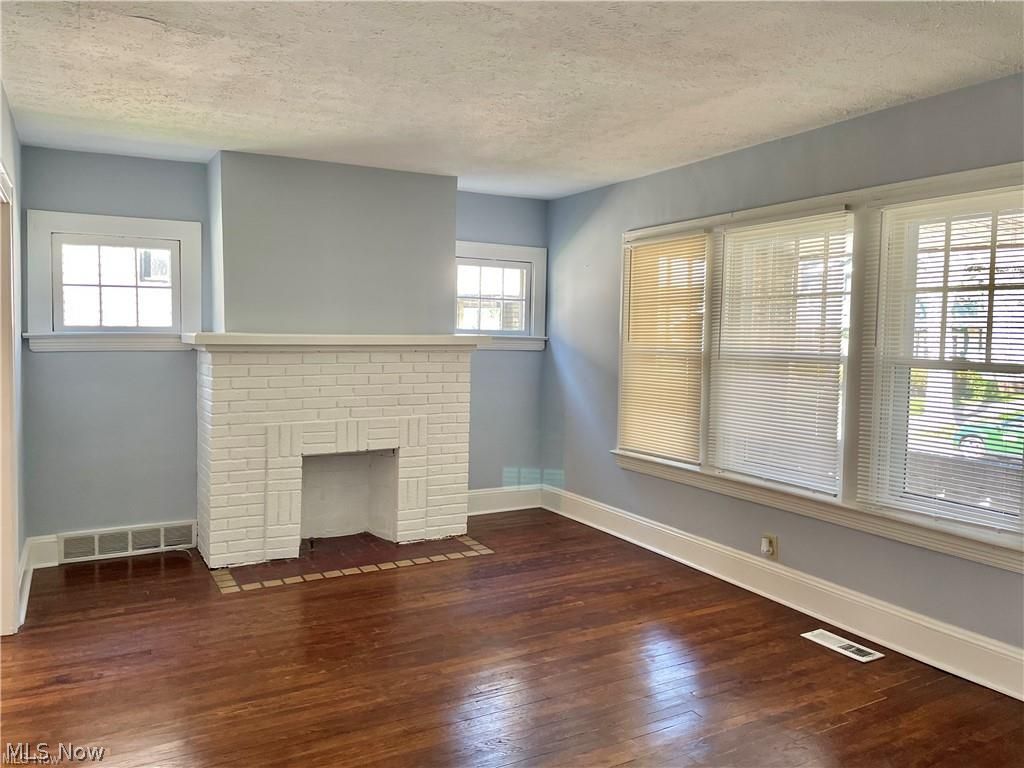 2076 Lewis Drive Lakewood OH 44107