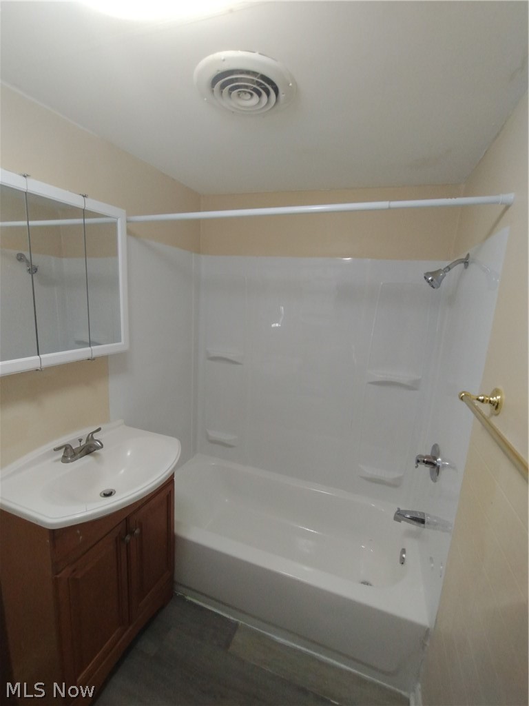 329 SE Charles Avenue Warren OH 44410