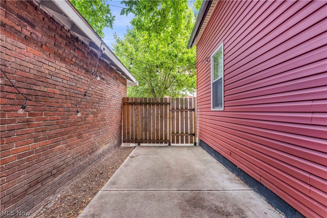 5215 Duke Avenue Cleveland OH 44102