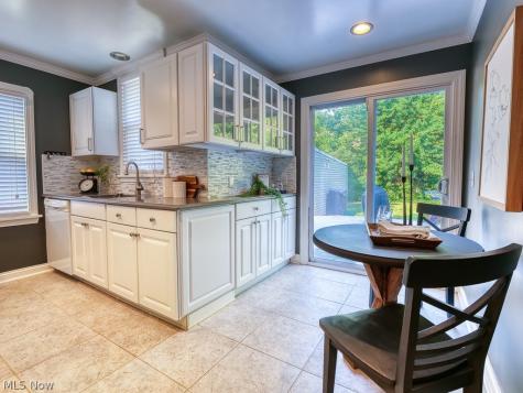 352 Glen Park Drive Bay Village OH 44140