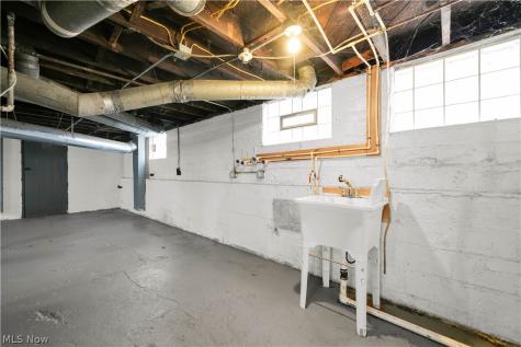 16119 Parkgrove Avenue Cleveland OH 44110