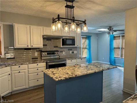 242 Ravenshollow Drive Cuyahoga Falls OH 44223