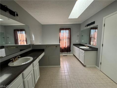 242 Ravenshollow Drive Cuyahoga Falls OH 44223