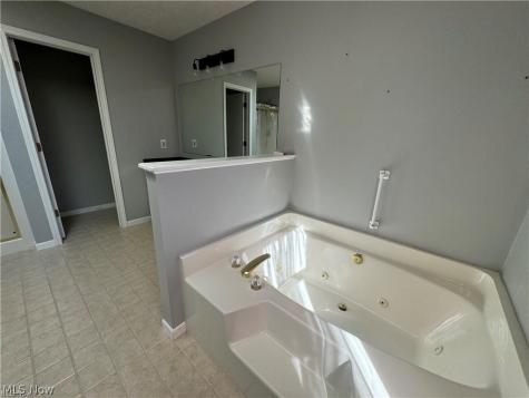 242 Ravenshollow Drive Cuyahoga Falls OH 44223
