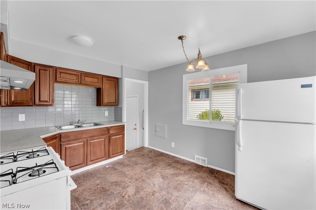 16605 Glenpark Avenue Cleveland OH 44128