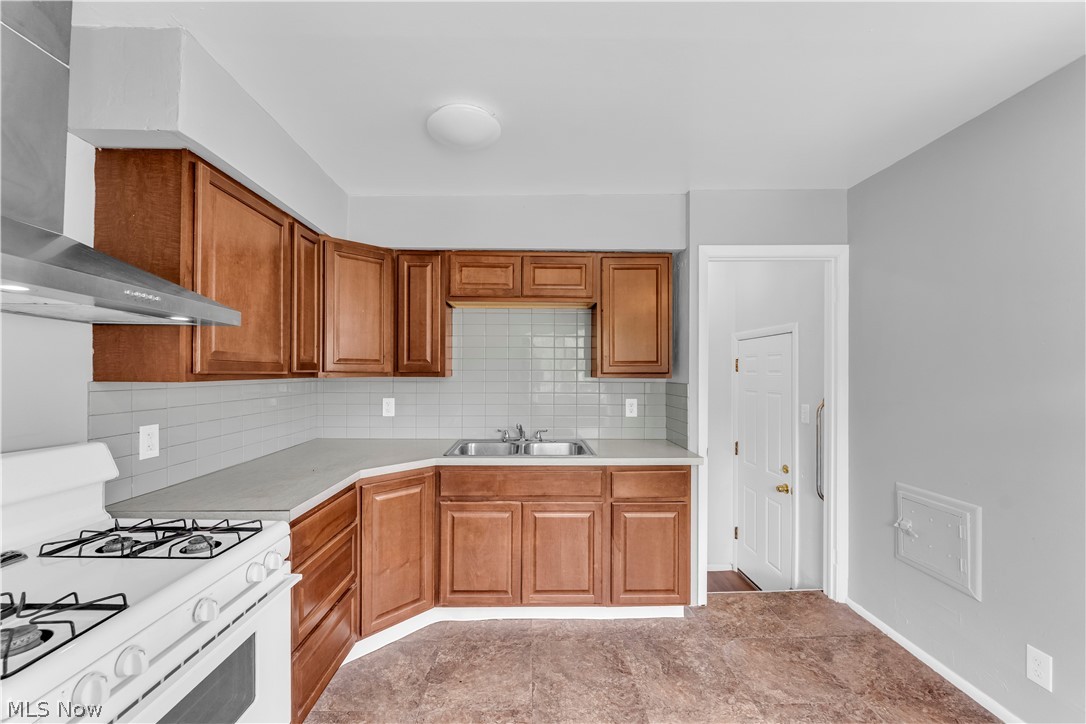 16605 Glenpark Avenue Cleveland OH 44128
