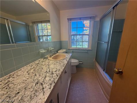 2712 Green Road Shaker Heights OH 44122