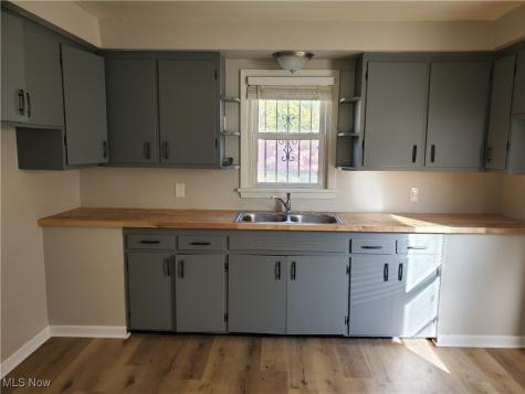 4287 E 162nd Street Cleveland OH 44128