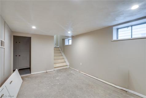 934 Royal Road Cleveland OH 44110