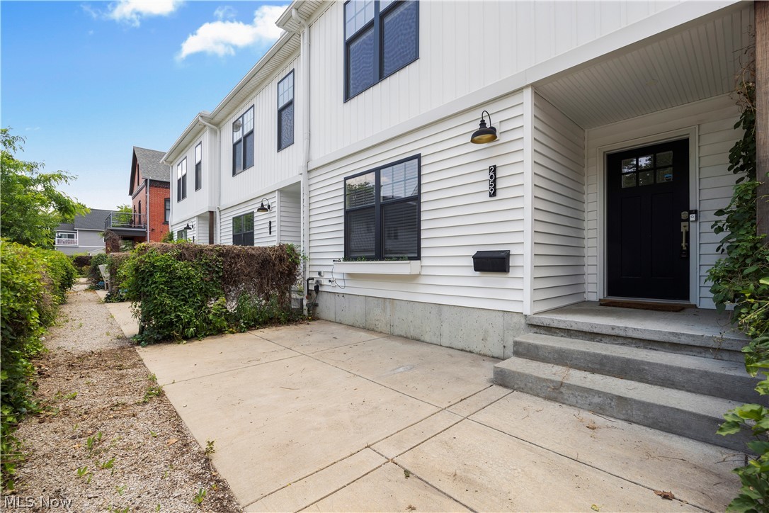 2059 W 34th Place Cleveland OH 44113