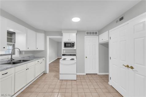 26980 Drakefield Avenue Euclid OH 44132
