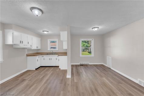 755 E 249th Street Euclid OH 44123