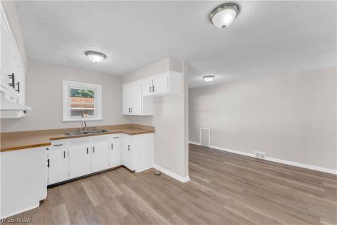755 E 249th Street Euclid OH 44123
