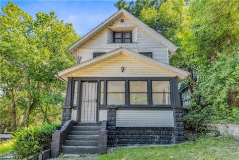 712 Roselle Avenue Akron OH 44307
