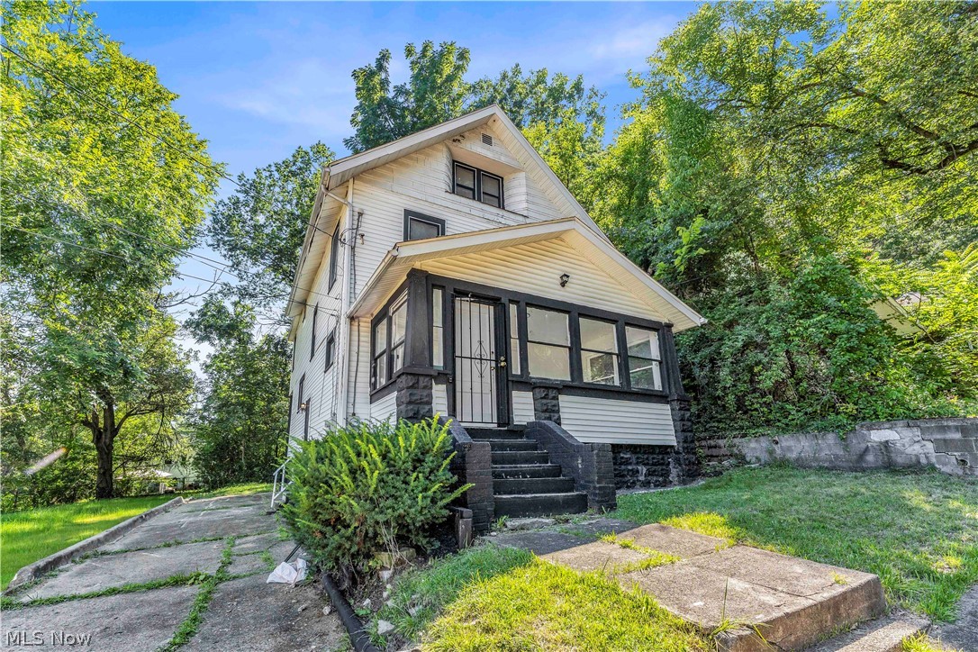 712 Roselle Avenue Akron OH 44307