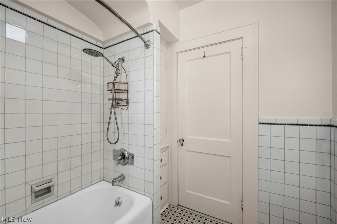 17938 Rosecliff Road Cleveland OH 44119