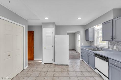 15701 Leigh Ellen Avenue Cleveland OH 44135