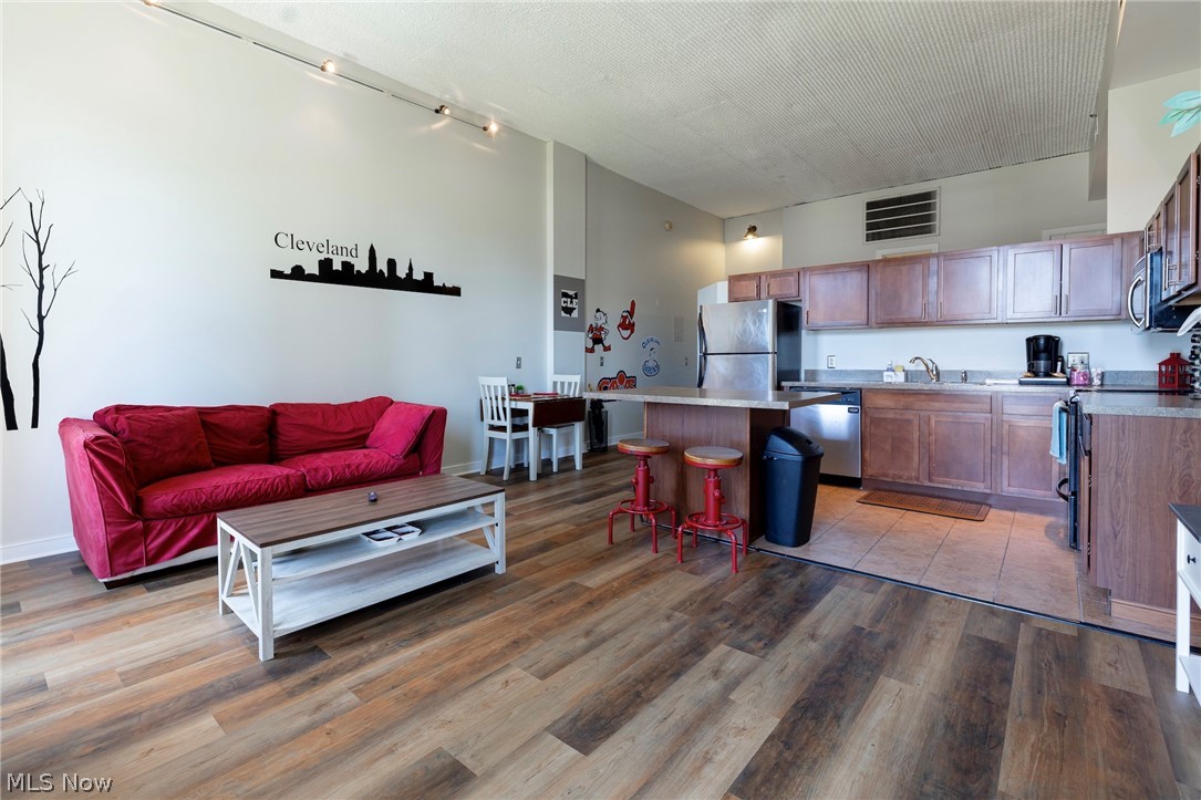 408 W Saint Clair Avenue Cleveland OH 44113