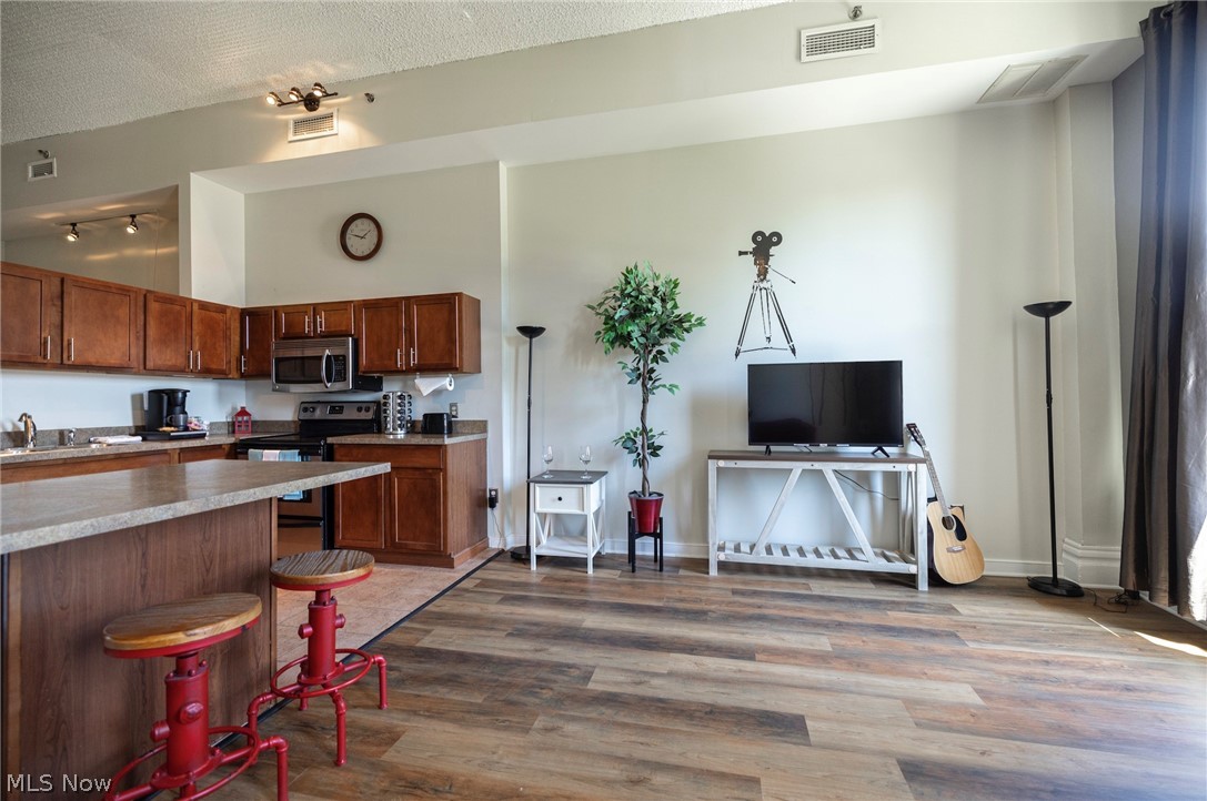 408 W Saint Clair Avenue Cleveland OH 44113