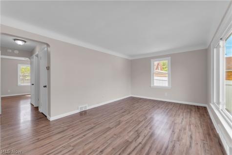 6911 Farnsworth Drive Parma OH 44129