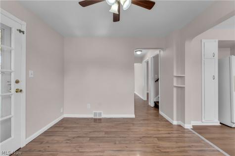 6911 Farnsworth Drive Parma OH 44129