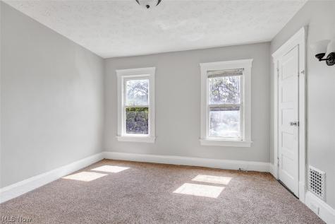 9807 Parkgate Avenue Cleveland OH 44108