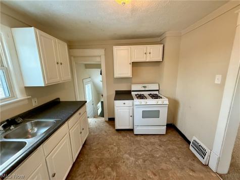 2157 10th Street SW Akron OH 44314