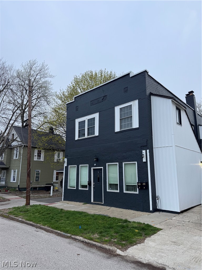 667 W Park Avenue Barberton OH 44203