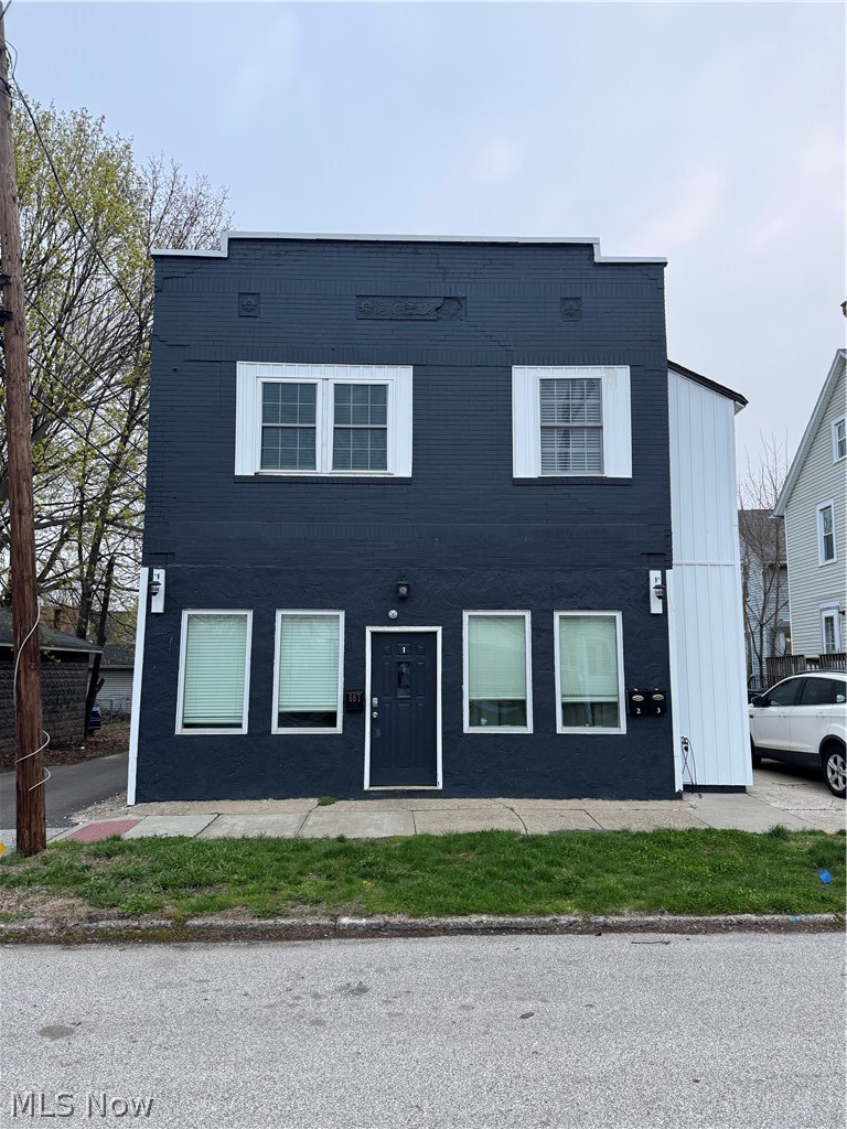 667 W Park Avenue Barberton OH 44203