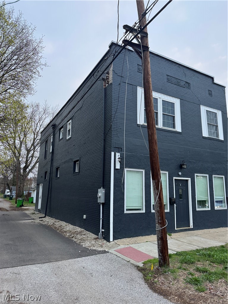 667 W Park Avenue Barberton OH 44203