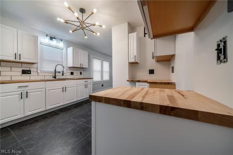 17005 Mapleboro Avenue Maple Heights OH 44137