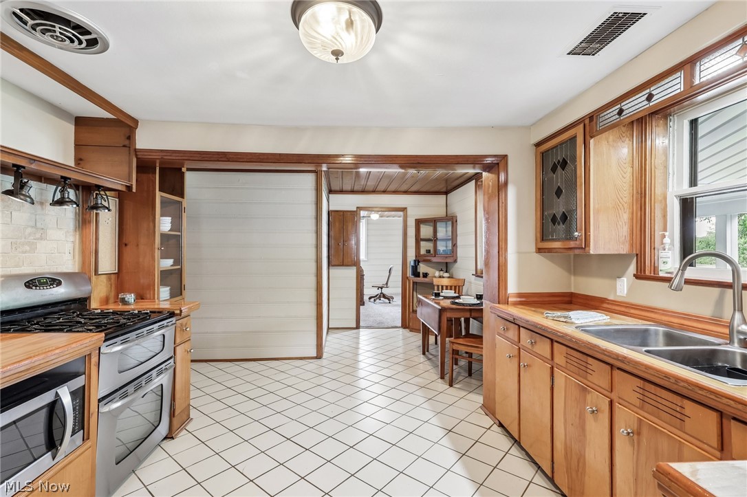 686 Portage Lakes Drive New Franklin OH 44319