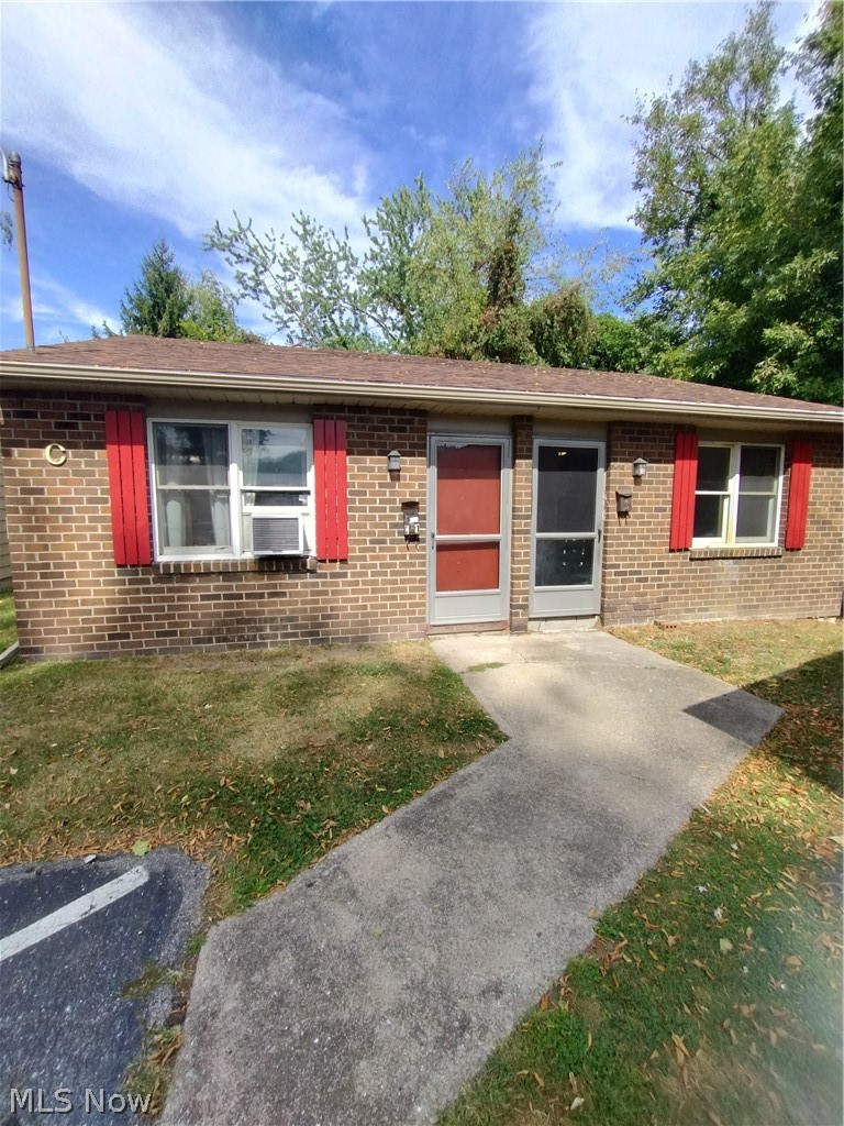 31 1/2 Elm Street Struthers OH 44471