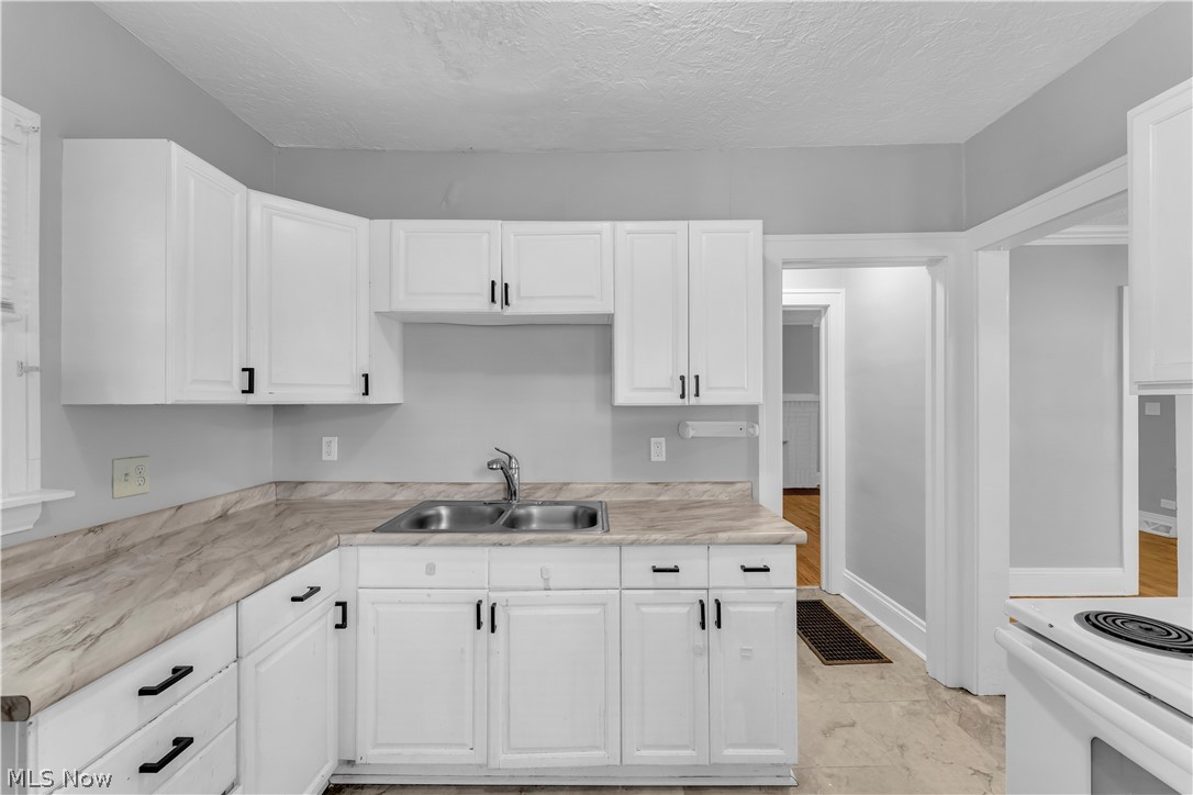 921 Helmsdale Road Cleveland Heights OH 44112