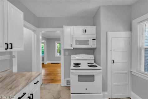 921 Helmsdale Road Cleveland Heights OH 44112