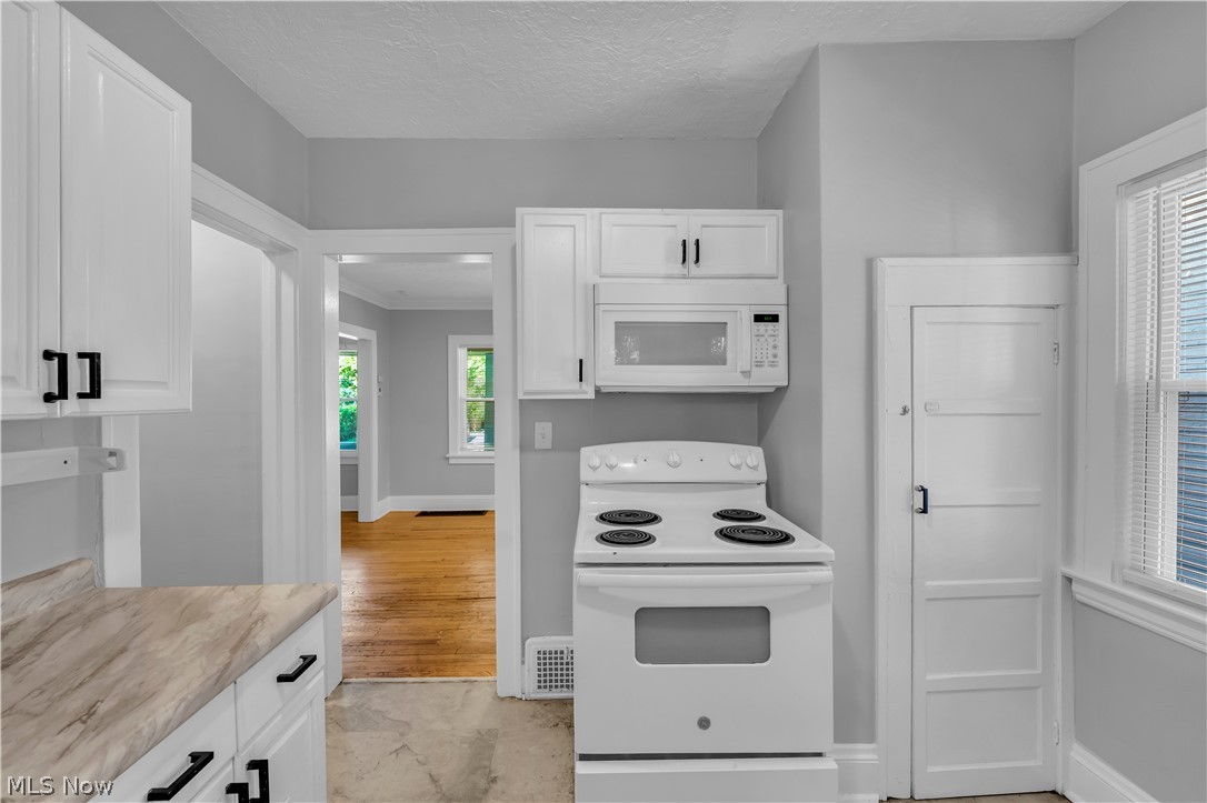 921 Helmsdale Road Cleveland Heights OH 44112