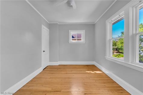921 Helmsdale Road Cleveland Heights OH 44112