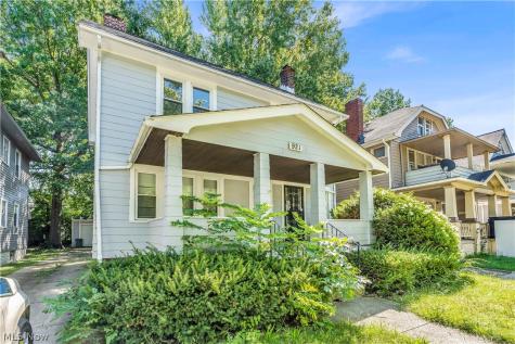 921 Helmsdale Road Cleveland Heights OH 44112