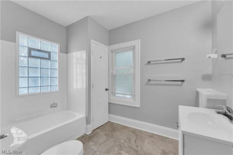 921 Helmsdale Road Cleveland Heights OH 44112