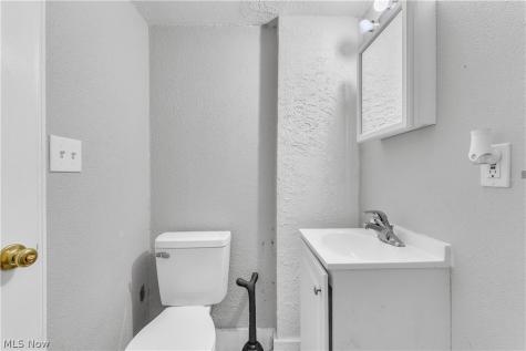 921 Helmsdale Road Cleveland Heights OH 44112
