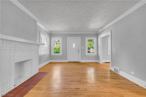 921 Helmsdale Road Cleveland Heights OH 44112