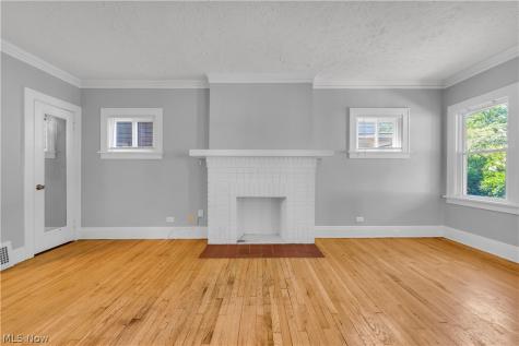 921 Helmsdale Road Cleveland Heights OH 44112