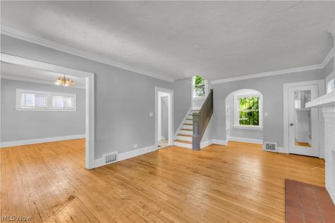 921 Helmsdale Road Cleveland Heights OH 44112