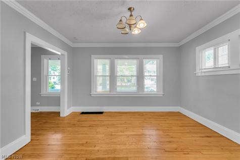 921 Helmsdale Road Cleveland Heights OH 44112