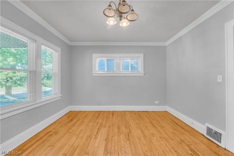 921 Helmsdale Road Cleveland Heights OH 44112